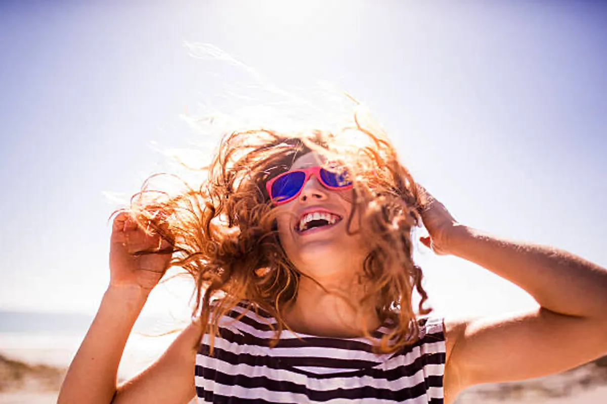 Kako dolgo učinkuje krema za sončenje? 3 Sončna krema na koži ob morju – vprašanje, koliko časa učinkuje zaščita pred UV žarki.